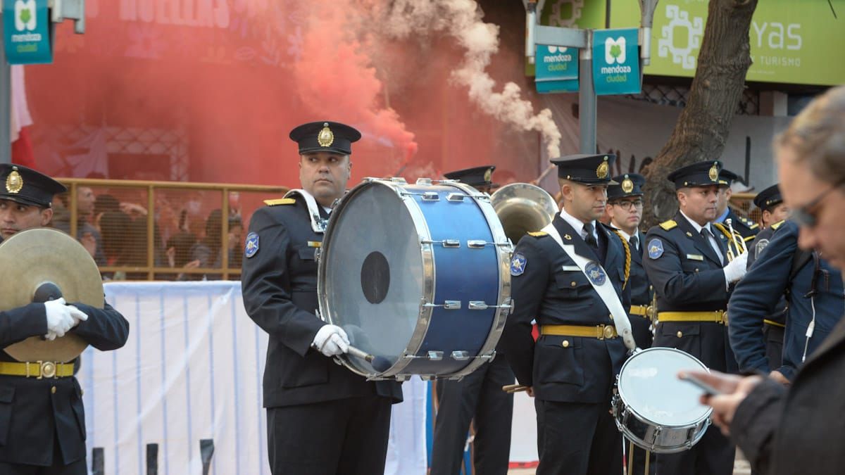 En 2022, la banda de la Policía de Mendoza tuvo que competir en sonido con los bombos de los militantes apostados en peatonal Sarmiento.