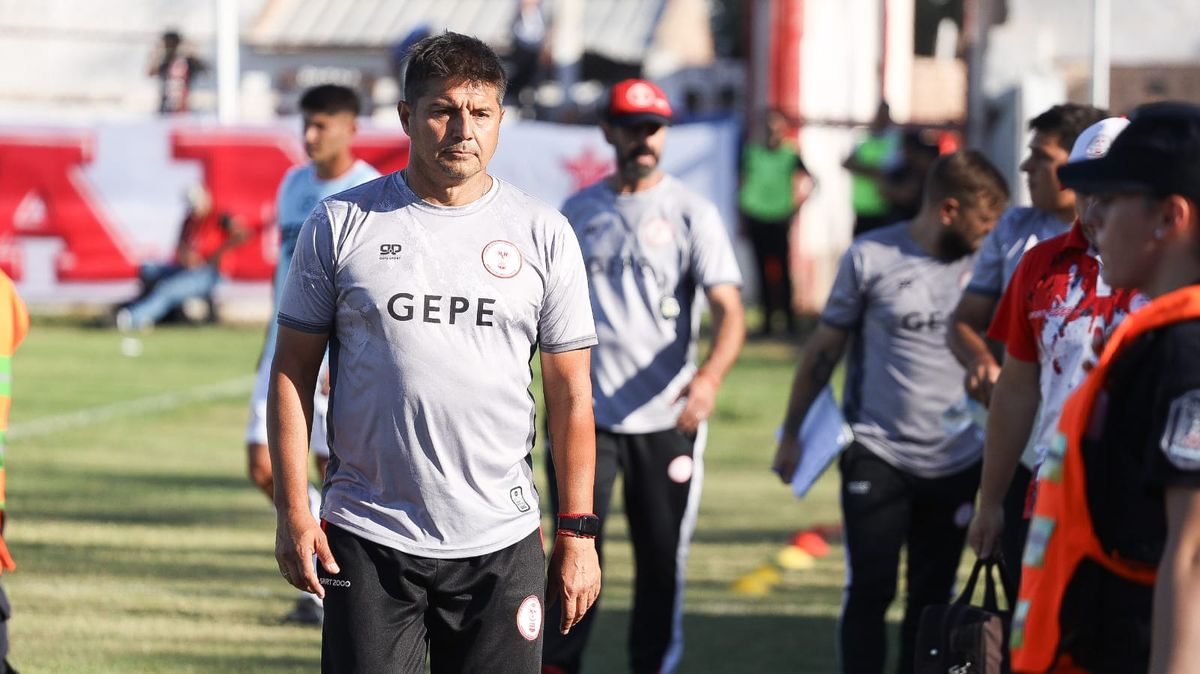 El entrenador de Huracán Las Heras, Alejandro Abaurre conduce al Globo que va invicto y puntero. El entrenador de Huracán Las Heras, Alejandro Abaurre conduce al Globo que va invicto y puntero.