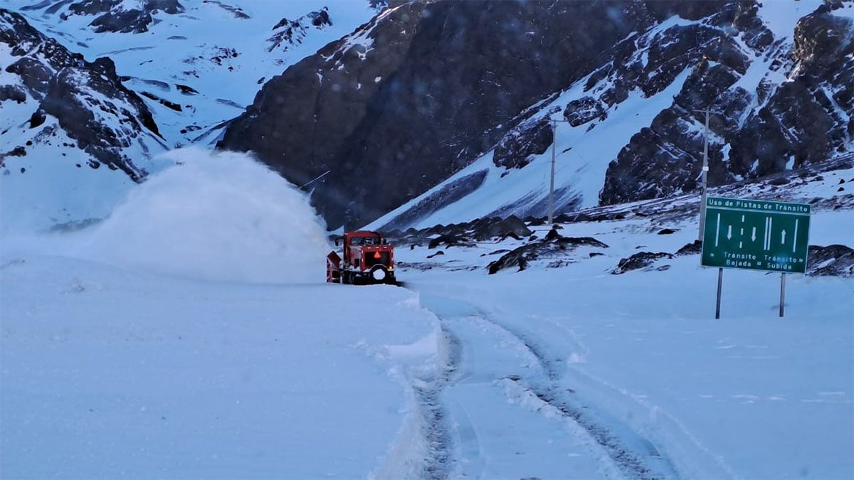 Las máquinas viales trabajan en el sector del paso fronterizo Los Libertadores para poder despejar la ruta 60. Las máquinas viales trabajan en el sector del paso fronterizo Los Libertadores para poder despejar la ruta 60.
