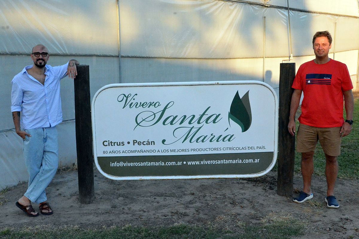 Abel Pintos junto a Juan Pablo Passini, quien forma parte del vivero Santa María y es vicepresidente del Clúster del Pecán e integrante de la Cámara Argentina de Productores de Pecán. Imagen tomada en 2023. Gentileza: El Entreríos Abel Pintos junto a Juan Pablo Passini, quien forma parte del vivero Santa María y es vicepresidente del Clúster del Pecán e integrante de la Cámara Argentina de Productores de Pecán. Imagen tomada en 2023. Gentileza: El Entreríos