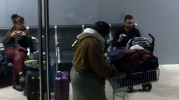 Medio centenar de indigentes vive en el aeropuerto de Madrid