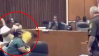 Un padre agarró a trompadas en pleno juicio al asesino de su hija