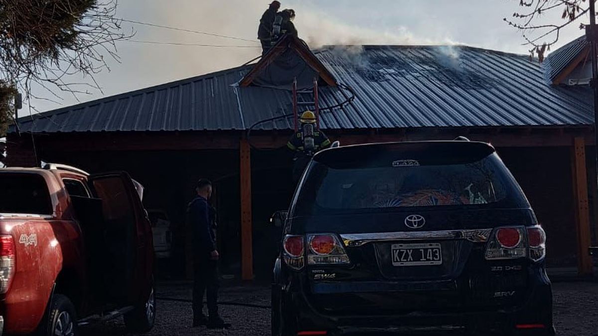 Así quedó el techo de la vivienda de la calle Paso de los Patos de Dorrego, luego del incendio declarado este miércoles.