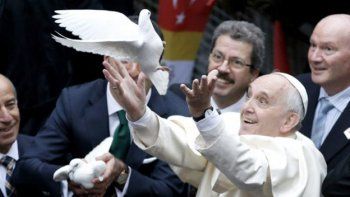 El Papa Francisco comenzó su recorrida por Estambul en una mezquita