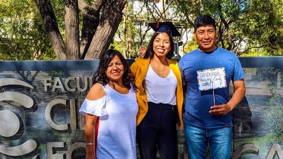 La felicidad de sus padres al ver a su hija universitaria. La felicidad de sus padres al ver a su hija universitaria.