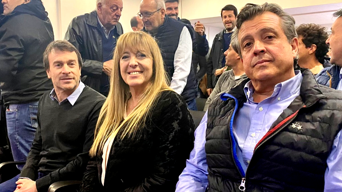 Nieri, Giménez e Ibáñez, esperando para ser anunciados en el comité de la UCR. Atrás, Jaliff, Ulpiano y Marcelino Iglesias. Nieri, Giménez e Ibáñez, esperando para ser anunciados en el comité de la UCR. Atrás, Jaliff, Ulpiano y Marcelino Iglesias.