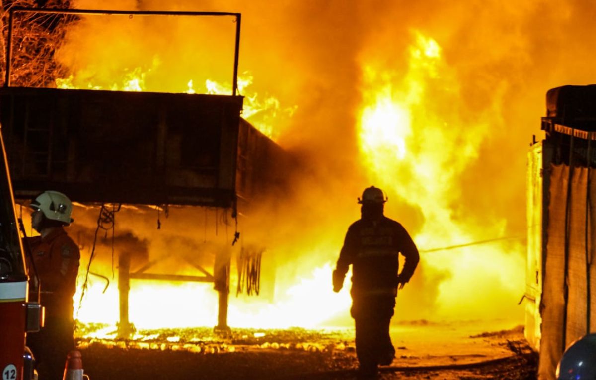 Cuatro camiones se quemaron en un galpón en Maipú y alcanzó a viviendas cercanas. Cuatro camiones se quemaron en un galpón en Maipú y alcanzó a viviendas cercanas.