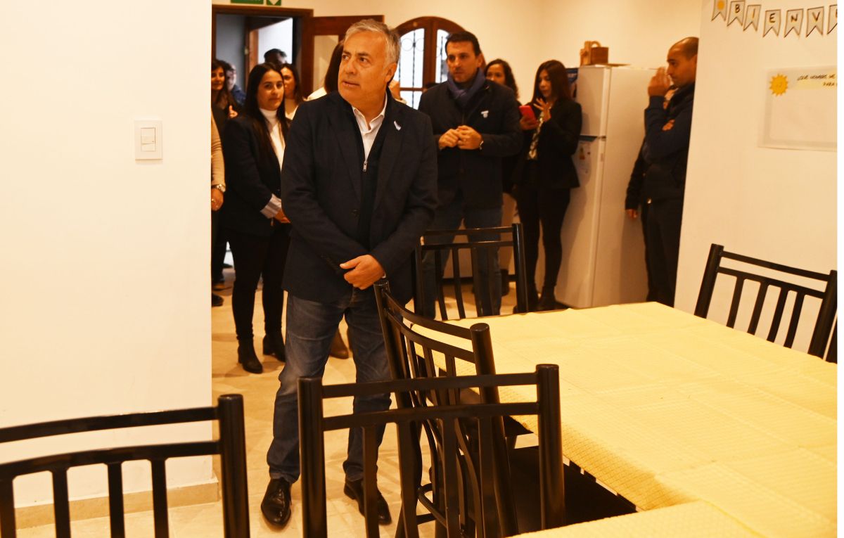 Alfredo Cornejo recorre la residencia para menores. Es una de las 12 que se abrirán en 2024. Alfredo Cornejo recorre la residencia para menores. Es una de las 12 que se abrirán en 2024.