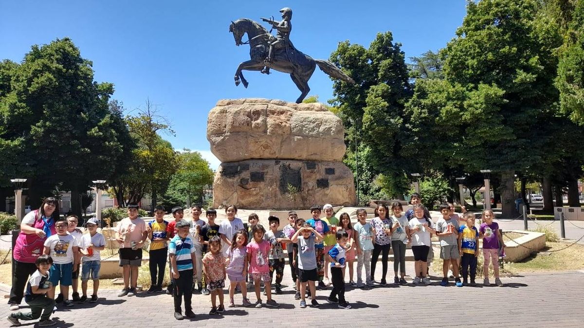 En la plaza departamental de San Martín, antes de compartir la película. Foto: Gentileza Julio Sosa.