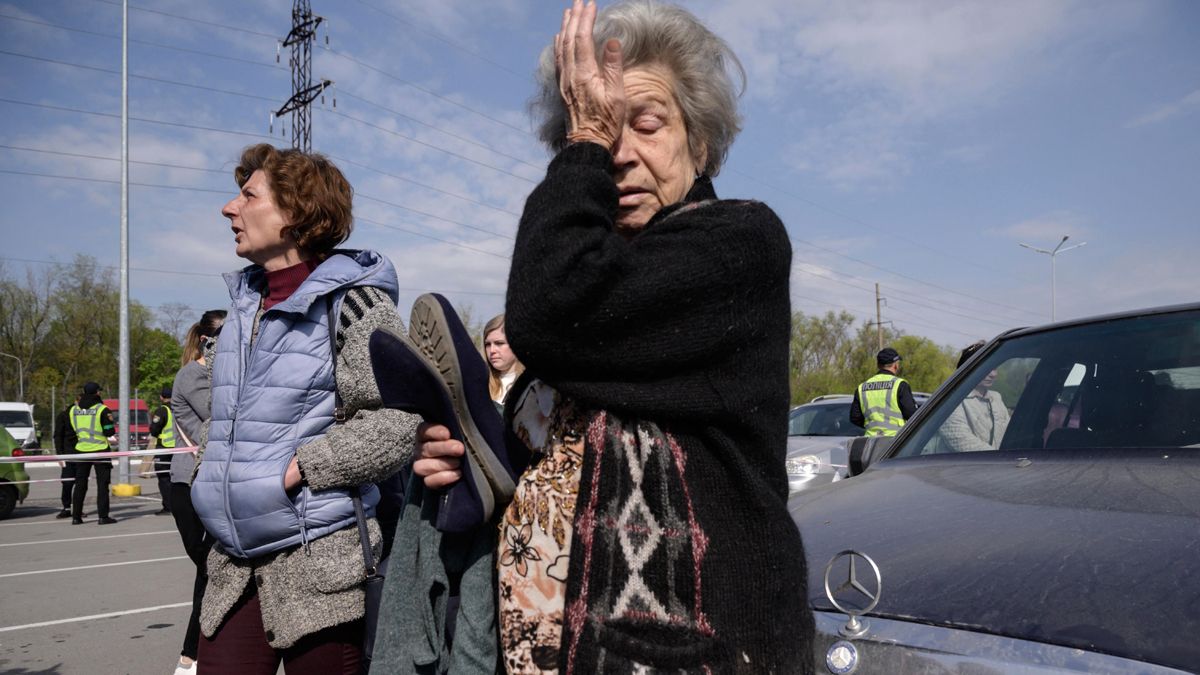 La evacuación de civiles en Mariupol continuó a pesar de las dificultades, después de que centenares de personas fueron puestas a salvo