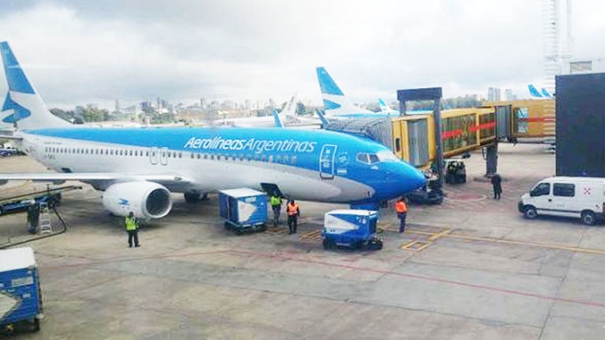 Milei avanza en la privatización de Aerolíneas Argentinas.