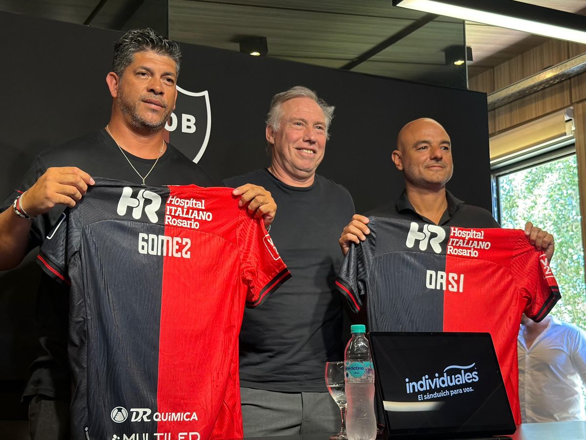 Roberto Sensini, Director Deportivo de Newell's, junto a la dupla t&eacute;cnica.