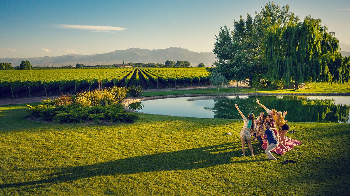 Paisaje soñado entre los viñedos. Uno de los tantos atractivos para los visitantes que elijan Mendoza este fin de semana extra largo.
