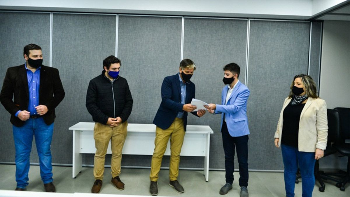 Concejales del Frente Cambia Mendoza entregaron un documento a los legisladores con el respaldo a la reforma constitucional.