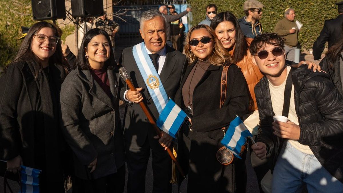 Muchos se acercaron a la Residencia Oficial para participar del acto patrio junto al gobernador Alfredo Cornejo. Muchos se acercaron a la Residencia Oficial para participar del acto patrio junto al gobernador Alfredo Cornejo.