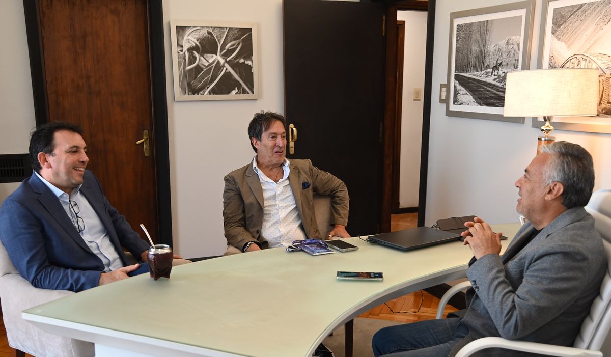 El gobernador Alfredo Cornejo y el ministro de Educación Tadeo García Zalazar, recibieron a Pablo Aristizábal, creador de la plataforma FlexFlix de IA para estudiantes El gobernador Alfredo Cornejo y el ministro de Educación Tadeo García Zalazar, recibieron a Pablo Aristizábal, creador de la plataforma FlexFlix de IA para estudiantes