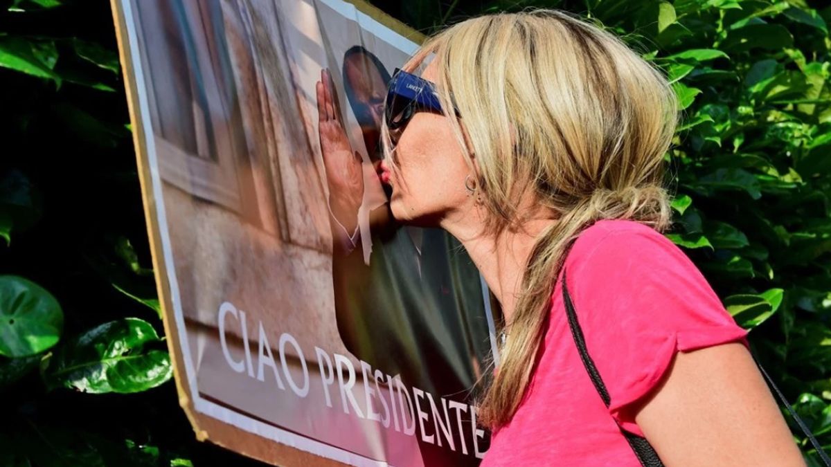 Italia prepara los funerales de Estado para despedir a Silvio Berlusconi, en medio del pesar de muchos admiradores