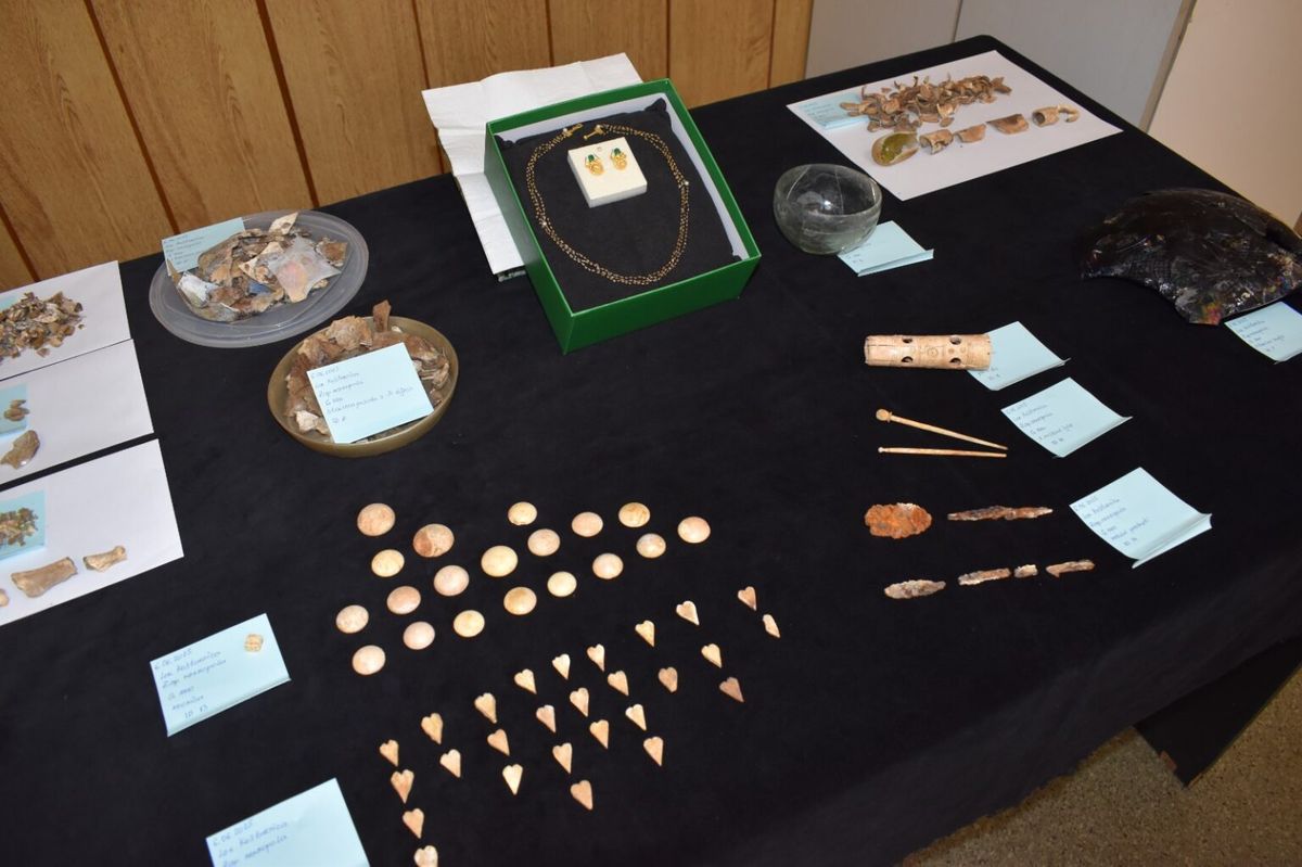 Descubrimiento de un vaso de cristal romano con gladiadores tras 1800 años enterrado