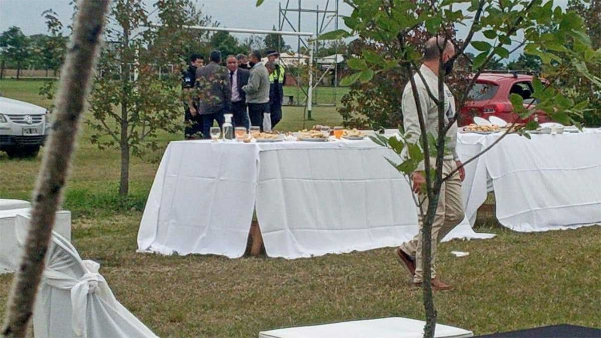 La Policía de Tucumán desalojó un predio en el que un concejal de la localidad de Alderetes celebraba la fiesta de 15 de su hija con 400 invitados. Foto: Gentileza La Gaceta de Tucumán. 