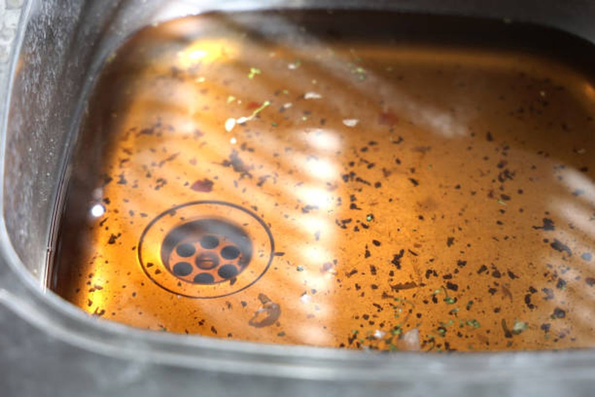 Dile adiós al fregadero tapado con este truco. Dile adiós al fregadero tapado con este truco.