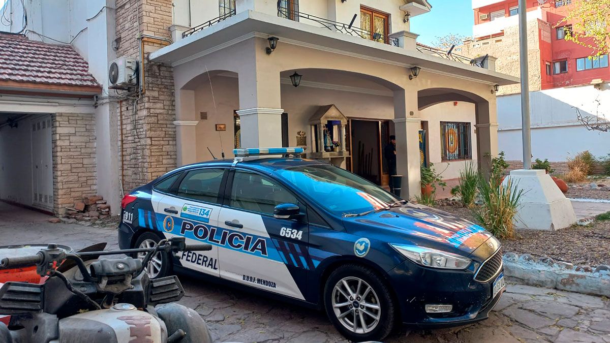 La Policía Federal de Mendoza trabajó en distintos allanamientos para lograr la detención de dos personas que amenazaban por sus creencias a un periodista de la comunidad judía en Mendoza. La Policía Federal de Mendoza trabajó en distintos allanamientos para lograr la detención de dos personas que amenazaban por sus creencias a un periodista de la comunidad judía en Mendoza.