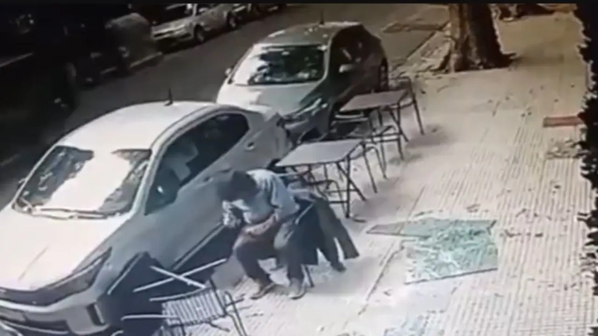 Insólito. Un hombre tomaba una gaseosa en la vereda&nbsp; y se le cayó una placa de vidrio en la cabeza.&nbsp;