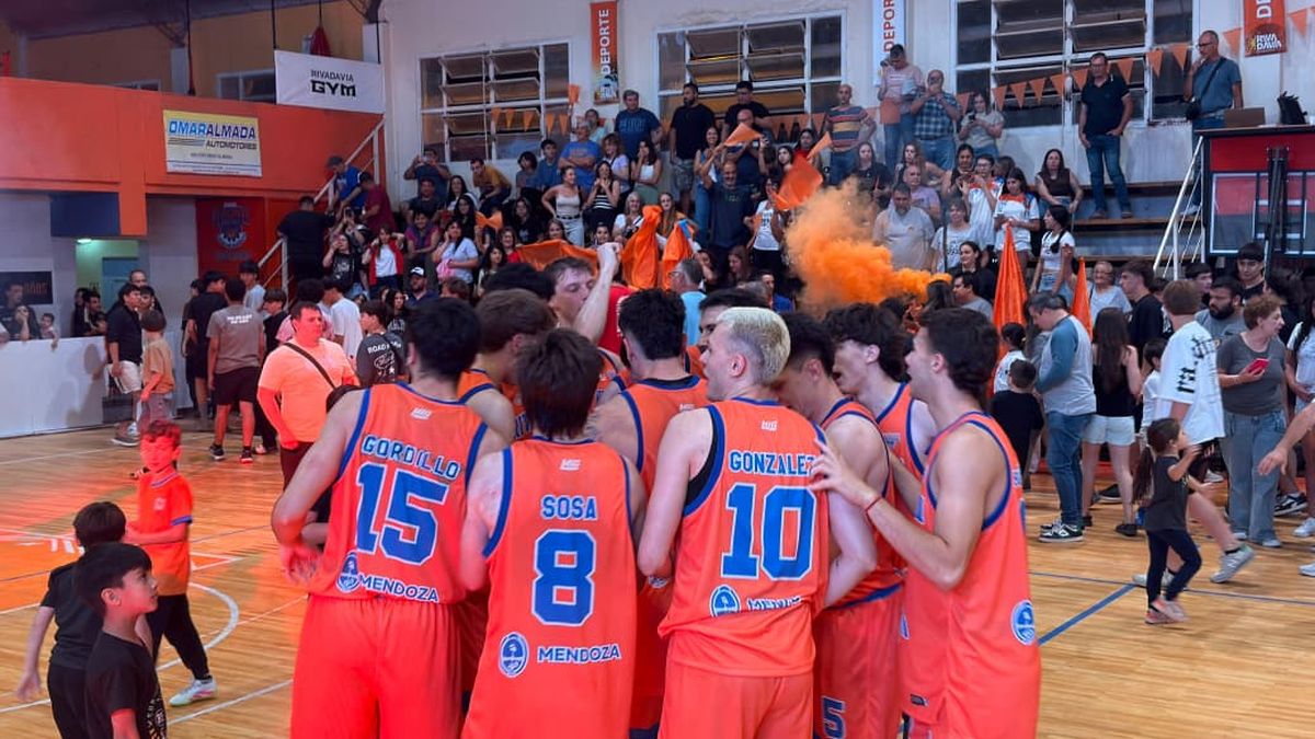 Marea naranja en el estreno de Rivadavia b&aacute;squet.
