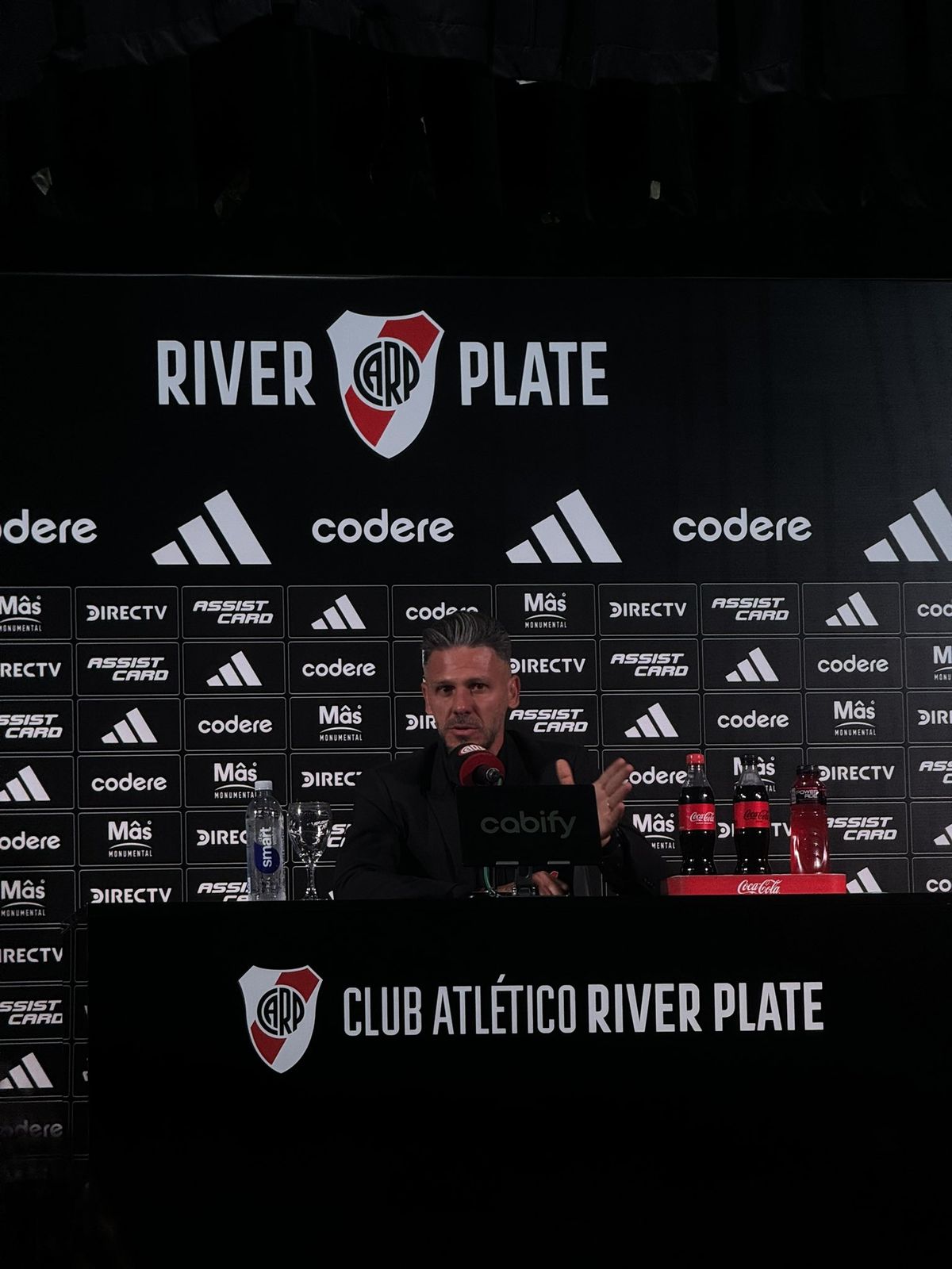 Martín Demichelis tuvo un tenso intercambio con un periodista que lo cuestionó luego del triunfo de River en Córdoba.