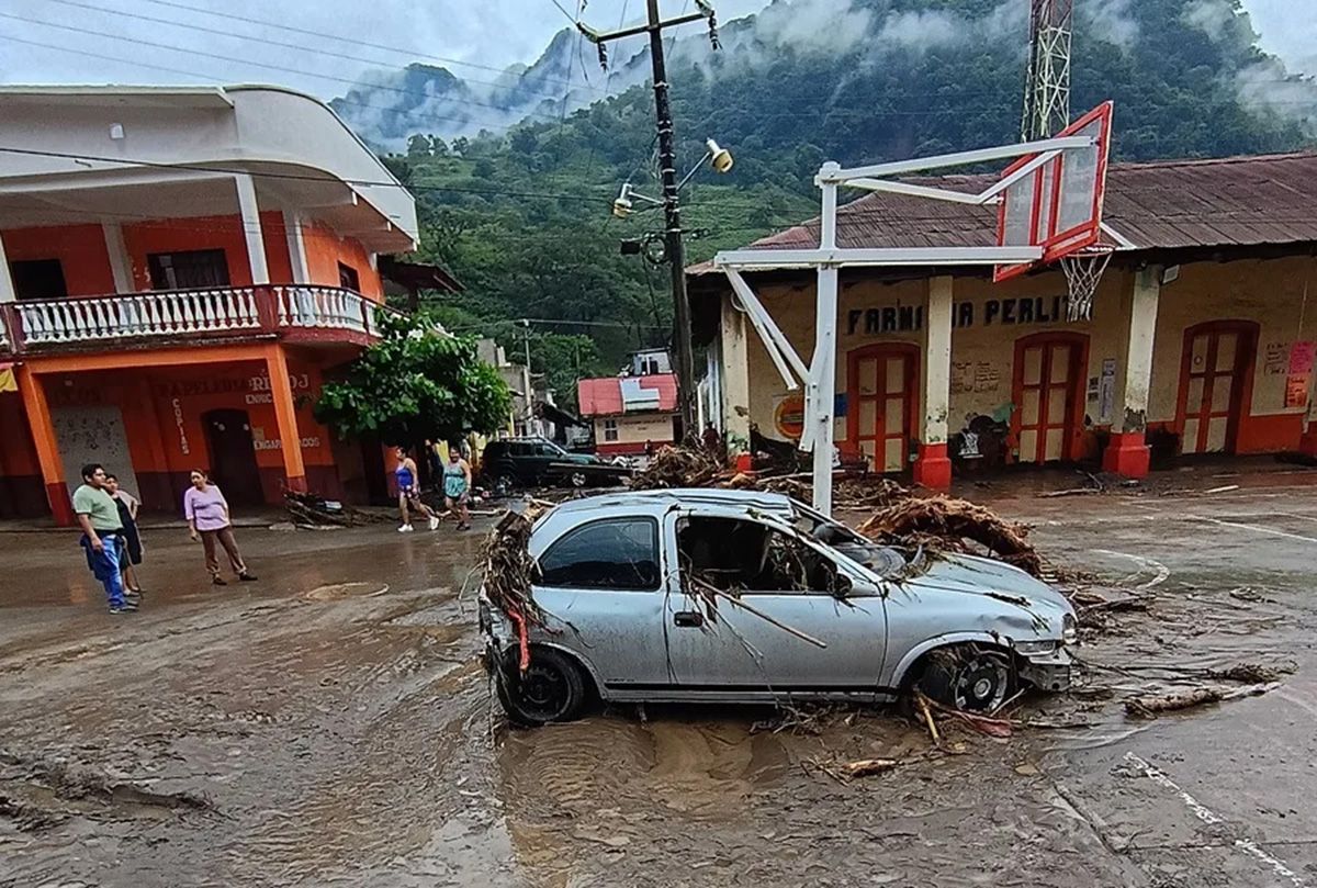 Un vehículo en una zona afectada por las fuertes lluvias, en Huehuetla en México. Crédito: EFE/David Martínez Pelcastre.