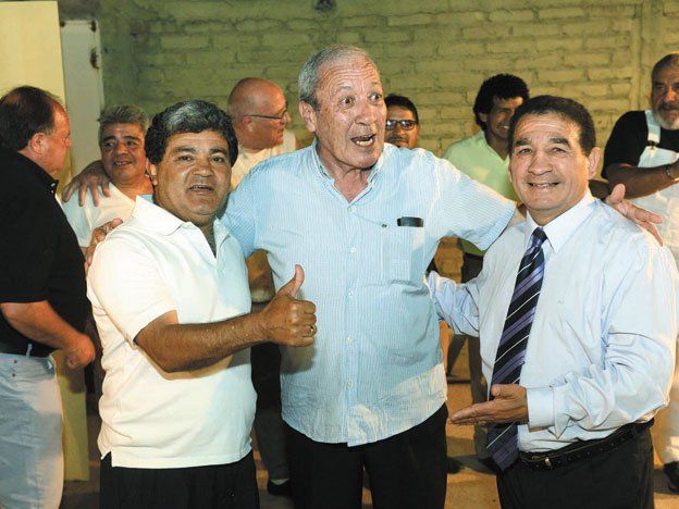 Santos Benigno Falucho Laciar saludando amigos y ex rivales en Mendoza. Aquí junto al árbitro Pancho Wohlfart y Ramón Balbino Soria (derecha), que le quitó en Mendoza el invicto (1978) al luego múltiple campeón mundial. Santos Benigno Falucho Laciar saludando amigos y ex rivales en Mendoza. Aquí junto al árbitro Pancho Wohlfart y Ramón Balbino Soria (derecha), que le quitó en Mendoza el invicto (1978) al luego múltiple campeón mundial.