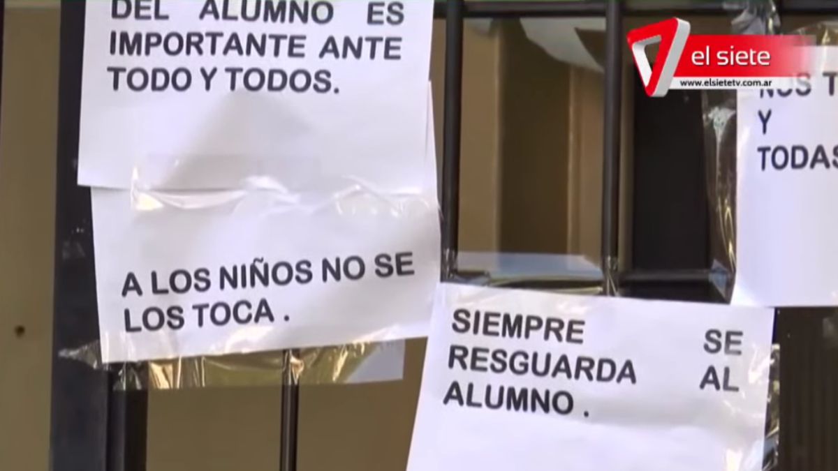 Los padres denunciantes del profesor, han colocado gran cantidad de carteles en el ingreso a las escuela para protestar por el accionar del docente.