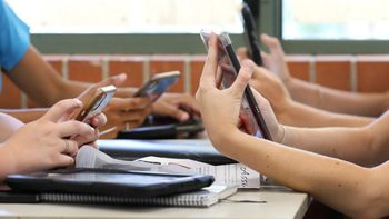 Pensar, regular e integrar: el uso del celular en la escuela mendocina Pensar, regular e integrar: el uso del celular en la escuela mendocina