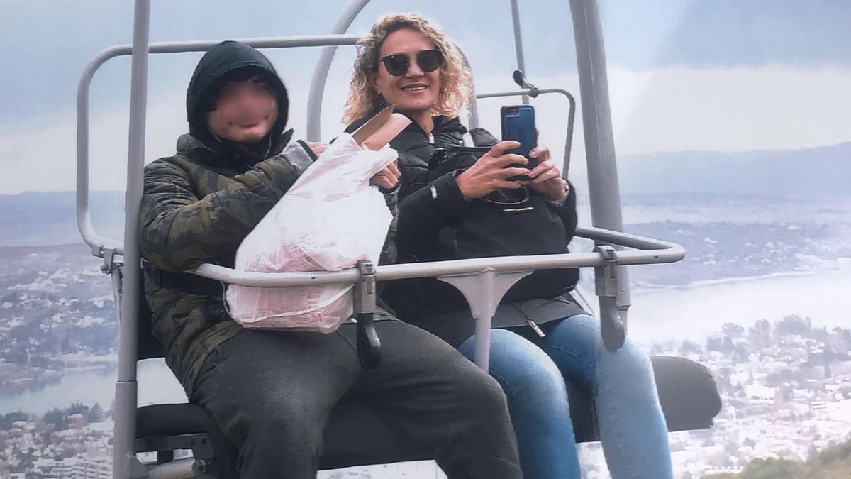 Betina y su hijo, que adoptó cuando él niño tenía 8 años. Actualmente tiene 16 y han logrado un vínculo único