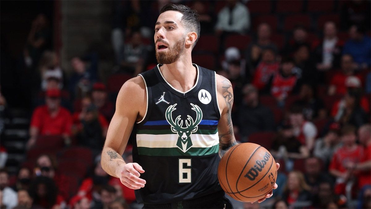 Luca Vildoza ingresó y no desentonó con sus jugadas en Milwaukee Bucks.