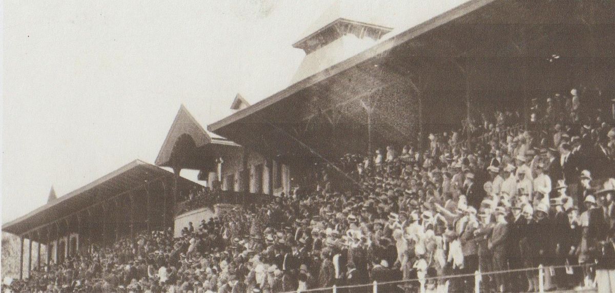 Las primeras regatas vistas desde las gradas del Club, ya tenían gran convocatoria 