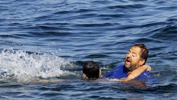 Se necesitan héroes así: un griego salva a un refugiado de morir ahogado