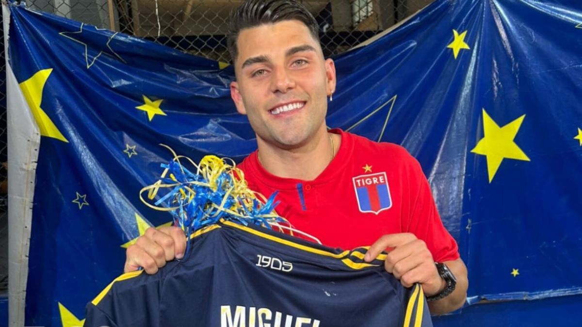 Ignacio Russo recibió la camiseta con la que Boca homenajó a Miguel Ángel Russo que había aparecido en Uruguay días atrás. Foto: TyC Sports.