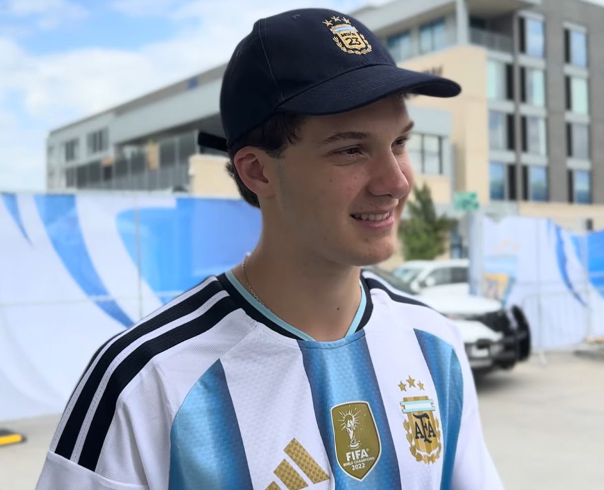 Juan y su bandera ya están en Kansas City para el Mundial 2026. Juan y su bandera ya están en Kansas City para el Mundial 2026.