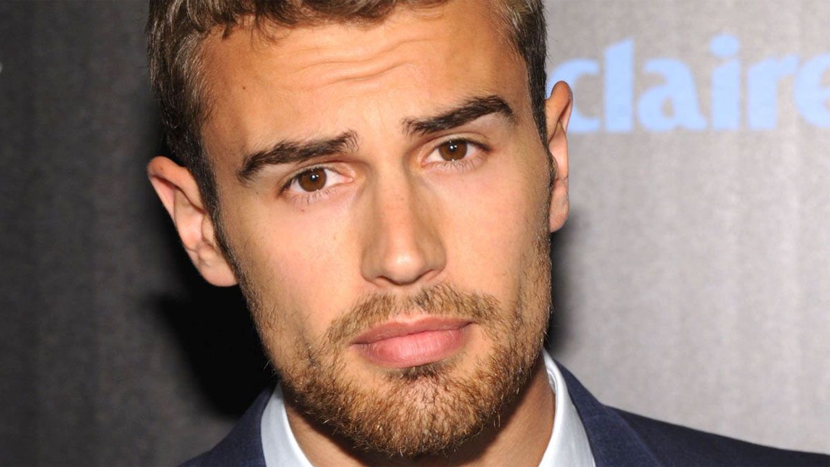 El actor Theo James interpreta a Eddie Horniman en la serie de Netflix.