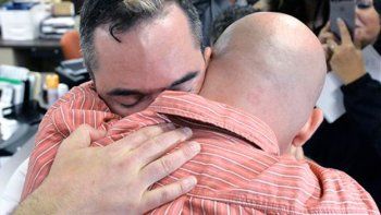 Una multitud los recibió con aplausos a una pareja gay que se casó en Kentucky