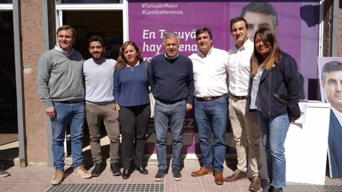 Los miembros de Unidos por Tunuyán junto a los de Cambia Mendoza. A la derecha, Gottardini, López y Cornejo.