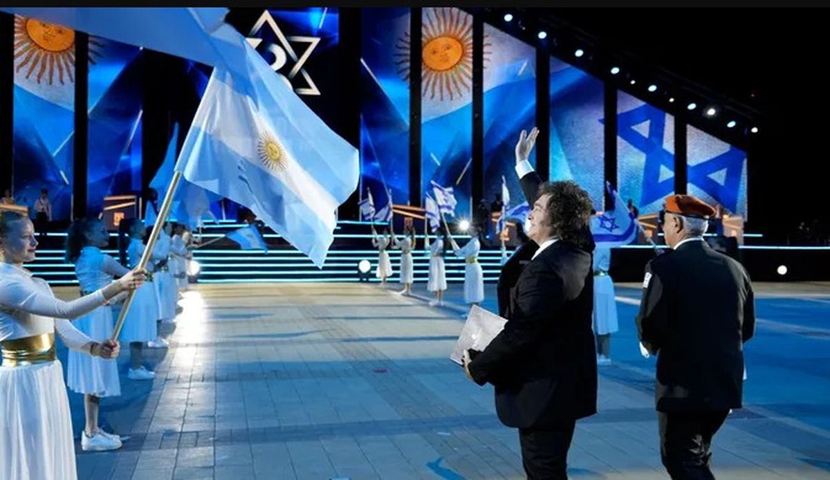 Javier Milei llega al acto por la independencia del estado de Israel.