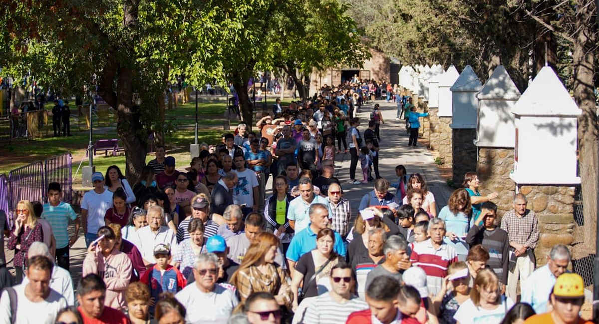 Cada año en Semana Santa asisten miles de fieles católicos al Calvario en Carrodilla. Cada año en Semana Santa asisten miles de fieles católicos al Calvario en Carrodilla.