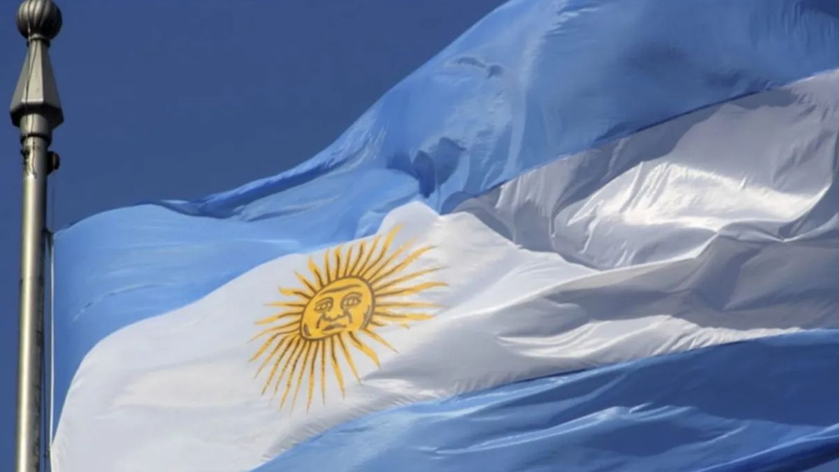 Las banderas argentinas de mástil sufren las inclemencias del tiempo. Las banderas argentinas de mástil sufren las inclemencias del tiempo. 