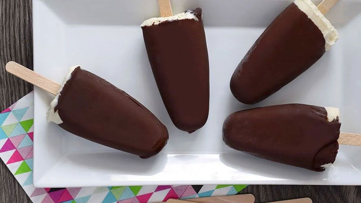 Con una simple receta se pueden elaborar unos ricos palitos de bombón helado.