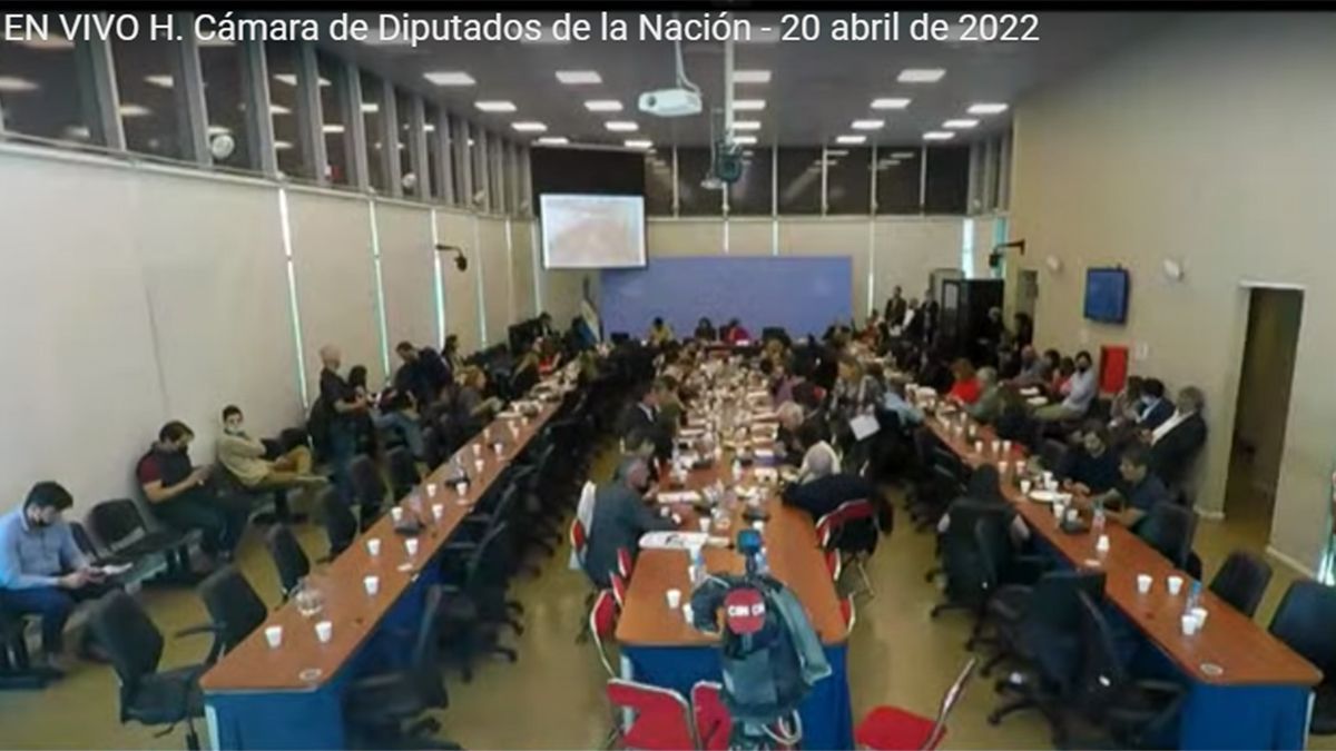 Diputados y representantes de propietarios e inquilinos durante la reunión.