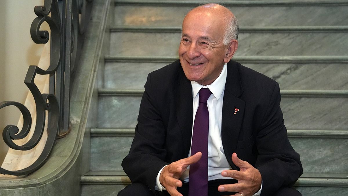 A los 71 años, Pedro Gerardi sigue en actividad con su programa de televisión en San Rafael. Y confiesa que con el periodismo A los 71 años, Pedro Gerardi sigue en actividad con su programa de televisión en San Rafael. Y confiesa que con el periodismo