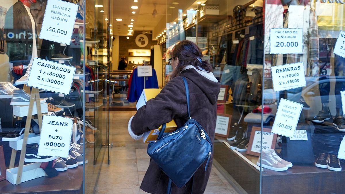 Por la crisis, los mendocinos han dejado de comprar en los negocios del centro. Los que pueden hacerlo, prefieren cruzar la cordillera y aprovechar los precios de Chile.