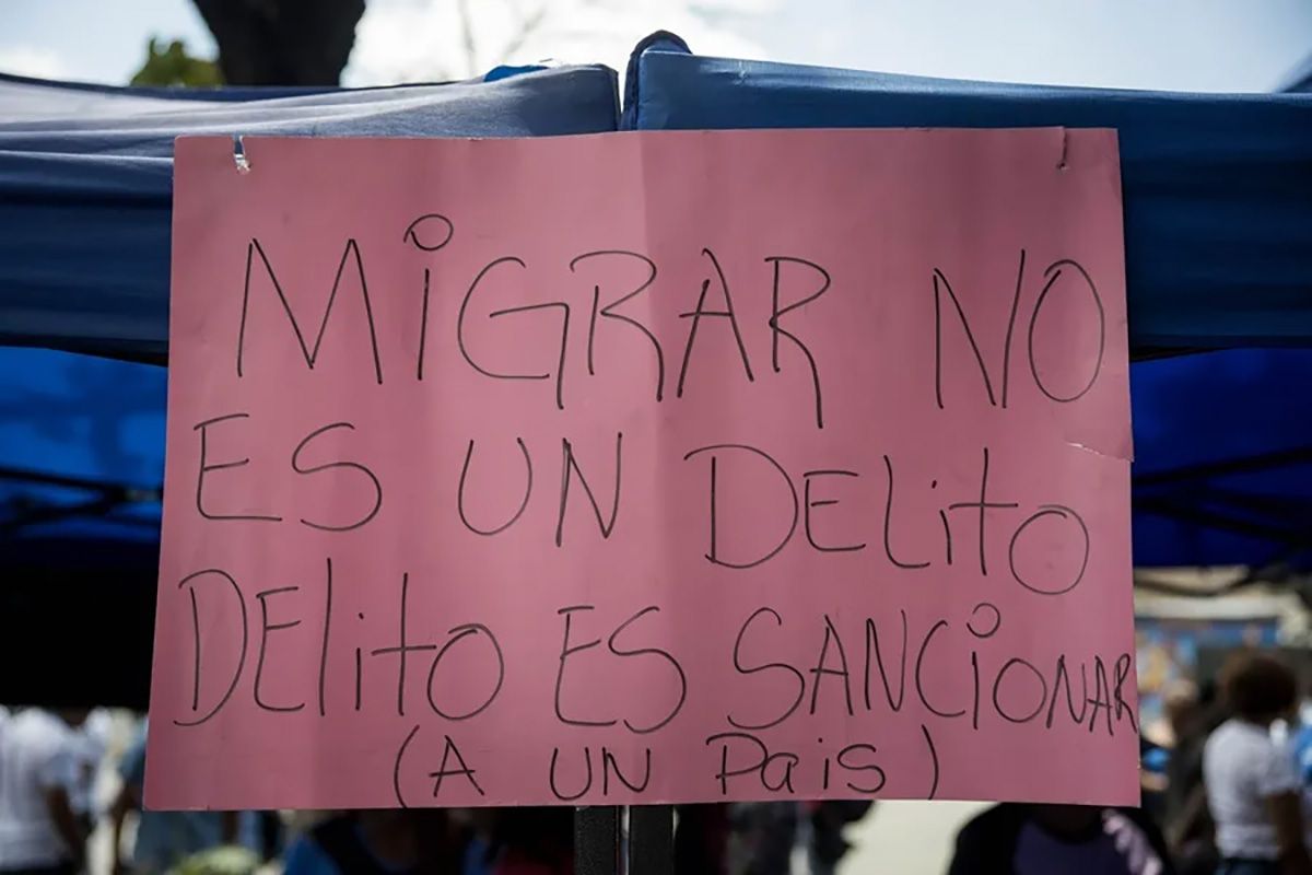 Un cartel durante la recolección de firmas en apoyo a migrantes venezolanos deportados por el Gobierno de Donald Trump en Estados Unidos a El Salvador