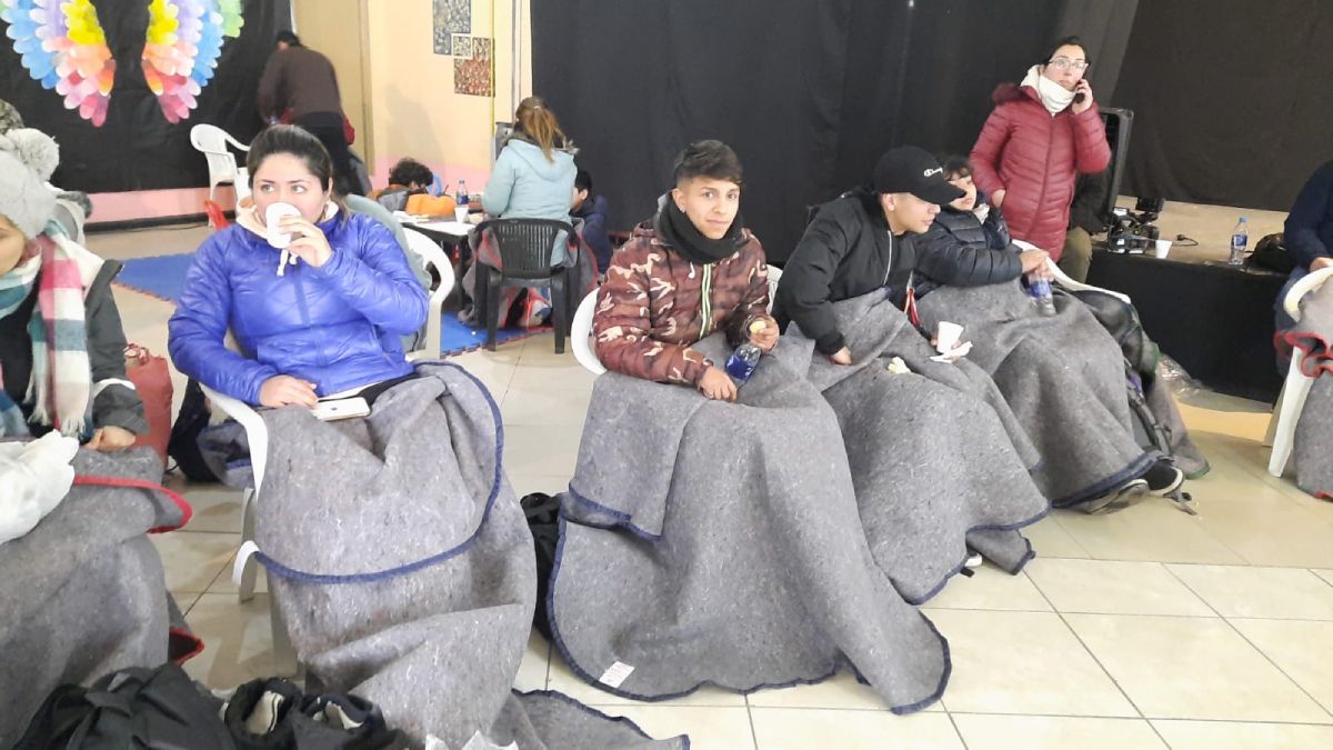 La tranquilidad luego de una jornada de angustia. Los viajeros que quedaron varados en el Paso Cristo Redentor, finalmente llegaron a la villa de Uspallata, donde fueron atendidos con cordialidad en una dependencia de la Municipalidad de Las Heras.